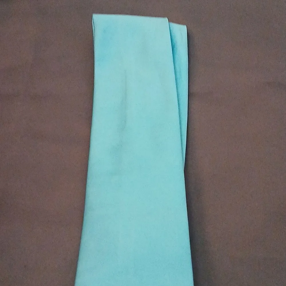 Forever Pours International tie light turquoise EUC